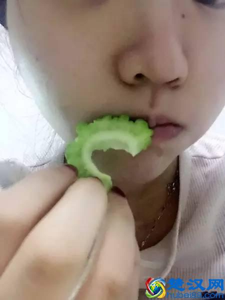 姑娘为减肥狂吃苦瓜,4天瘦了4斤，但苦瓜真的能减肥？真相太惊人!