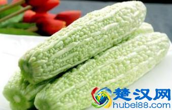 姑娘为减肥狂吃苦瓜,4天瘦了4斤，但苦瓜真的能减肥？真相太惊人!