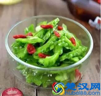 姑娘为减肥狂吃苦瓜,4天瘦了4斤，但苦瓜真的能减肥？真相太惊人!