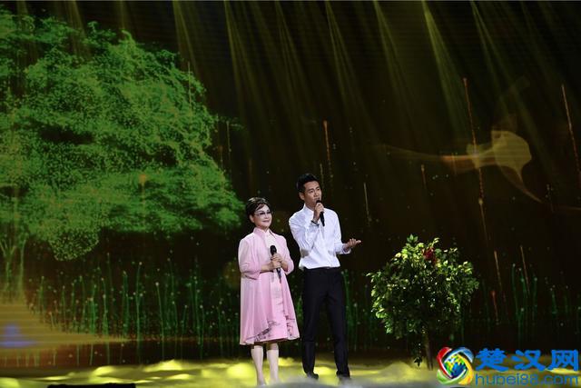 央视综艺重阳特别节目《九九艳阳天》：陪着爸妈过重阳