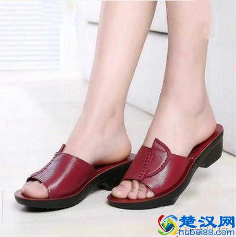 中年人夏天穿什么鞋子，使人更年轻呢？