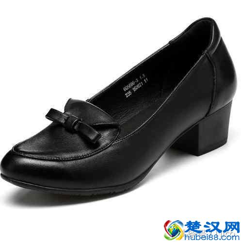 中年人夏天穿什么鞋子，使人更年轻呢？