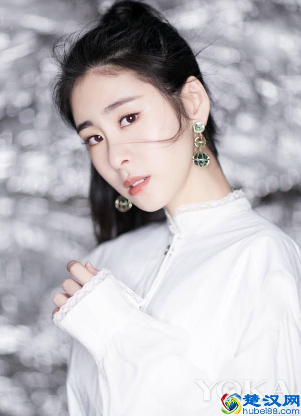 张碧晨穿上白色衣服比她歌声还撩人 同款衣服都给我来一打！