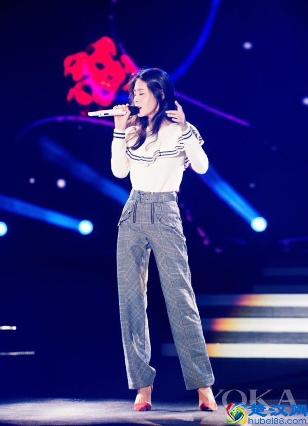 张碧晨穿上白色衣服比她歌声还撩人 同款衣服都给我来一打！