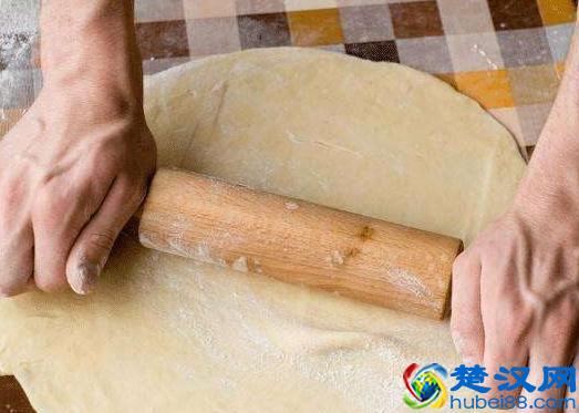 想吃春饼不用买，2分钟教你在家做，不用和面，薄软筋道真好吃