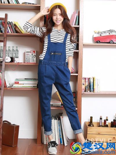 春夏季牛仔背带裤，怎么搭配上衣与鞋子？