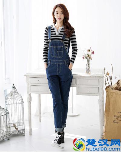 春夏季牛仔背带裤，怎么搭配上衣与鞋子？