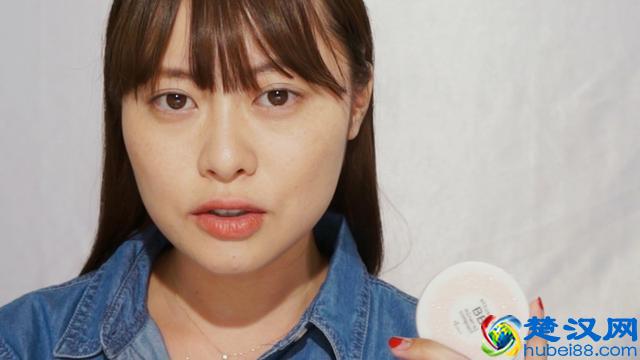 肩膀和手臂晒黑了，秋冬底妆应该怎么办呢？