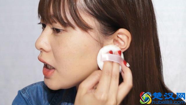 肩膀和手臂晒黑了，秋冬底妆应该怎么办呢？