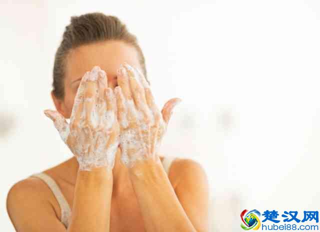 如何去黑头；及时清洁毛孔里的脏东西是关键