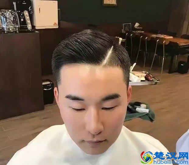 头发很硬两边又容易炸开，这种发质适合什么发型？