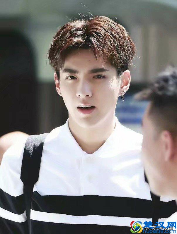 头发很硬两边又容易炸开，这种发质适合什么发型？