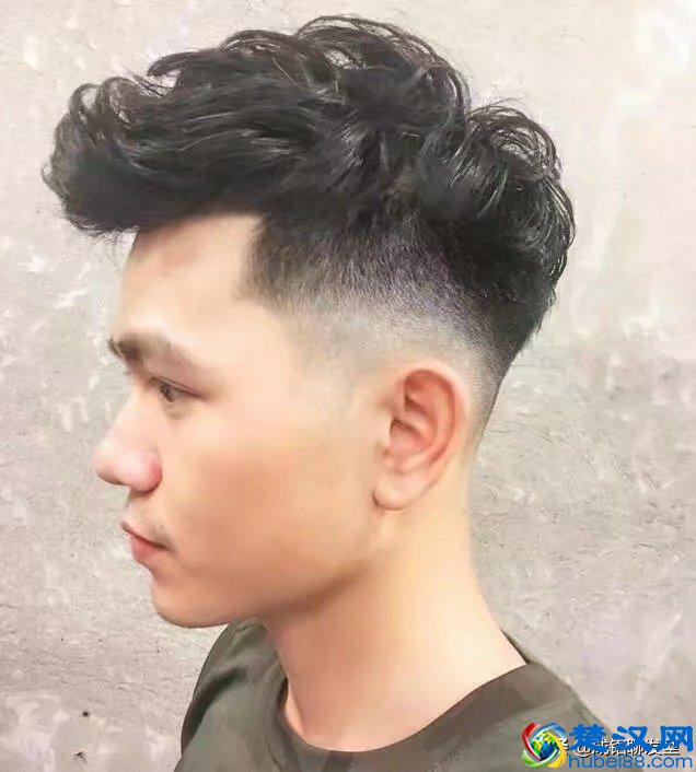 头发很硬两边又容易炸开，这种发质适合什么发型？