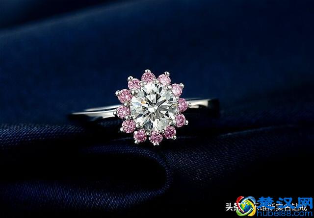 年少以为自己是杨过，人到中年才发现，我们都活成了郭靖