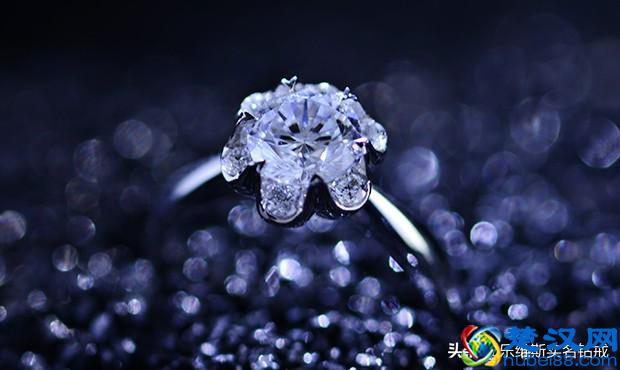 年少以为自己是杨过，人到中年才发现，我们都活成了郭靖