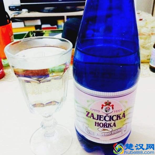 一小瓶矿泉水最贵你猜要多少钱？依云在法国是在普通的矿泉水