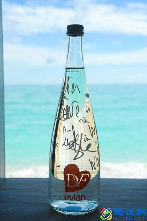 一小瓶矿泉水最贵你猜要多少钱？依云在法国是在普通的矿泉水
