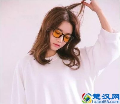  皮肤黑的人染什么颜色的头发，推荐几款显白的颜色！