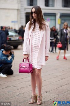 粉裤子穿什么上衣(粉色裤子怎样穿搭好看)