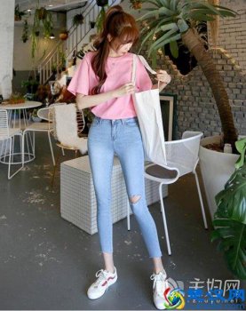粉红t恤配什么裤子图片(粉色T恤小清新搭配)