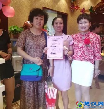  美容院给顾客什么吃的（美容师如何给顾客洗脑）