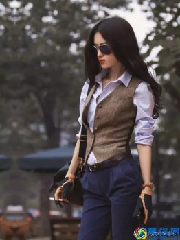  女生穿西服马甲搭配什么裤子好看（时髦西装马甲搭出女王范儿）