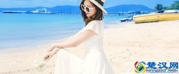 女的去沙滩玩穿什么衣服(夏季美眉海滩搭配示范)