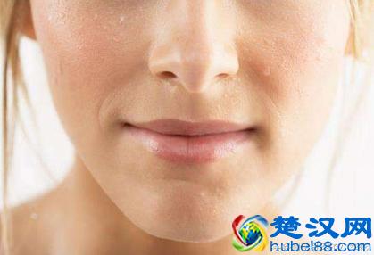  一到夏天爱出汗是怎么回事（特别爱出汗的人是什么体质）