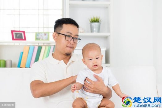  月里宝宝老打嗝怎么办（制止婴儿打嗝6个小妙招）