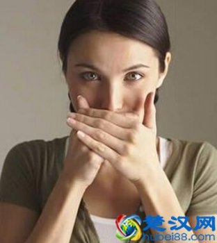  成人连续打嗝怎么办（急治打嗝妙方按摩法）