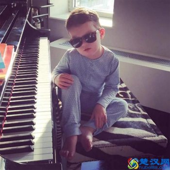  小孩子怎么走模特步（儿童模特步最基本走法）