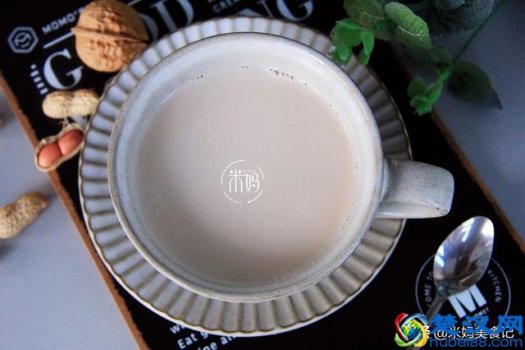  小学生早餐喝什么牛奶最营养（牛奶+鸡蛋竟然会让孩子变笨）