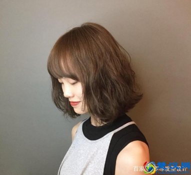  皮肤偏黄头发染什么颜色显白显年轻（几个让你白到发光的染发颜色）