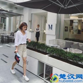  卡其色短裤配什么t恤（女生卡其色超短裤怎么穿最好看）