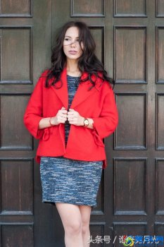  红色的外套配什么颜色的打底衫好看（大红色大衣里面穿什么好看）