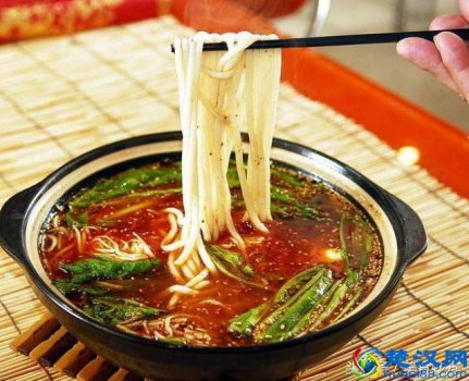  过桥米线是用什么做的（怎么做过桥米线最好吃）
