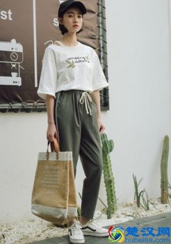绿裤子的搭配什么上衣(女生绿裤子配什么上衣好看)