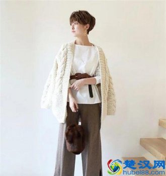  针织开衫配什么裤子（女生针织开衫怎么搭配）