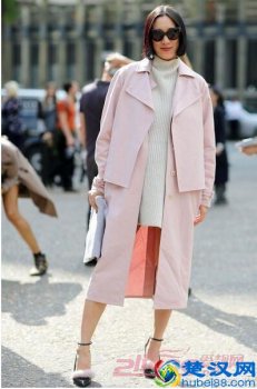  粉色风衣配什么内搭（女生粉色风衣搭配大全）