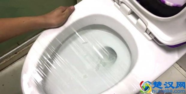  马桶堵了怎么办？抖音妙招真的很管用，一分钟快速解决
