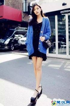  长款黄开衫配什么裤子（女生长开衫怎么搭配最好看）