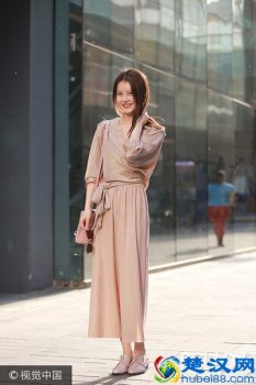  粉色搭配什么颜色好看又时尚（女生粉色服装搭配技巧）