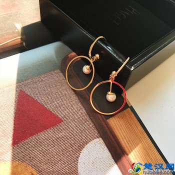  冬天用什么饰品好（冬季女生戴什么材质的饰品比较好）