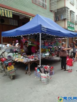  在镇上摆摊什么最好卖（乡镇上摆摊卖什么好）