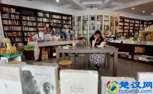  在学校边上能做什么生意（学校边上什么生意好做）