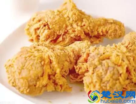  在学校摆摊卖什么好卖（校门口摆摊卖什么小吃）