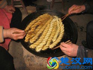  在乡镇卖什么小食品挣钱（大叔说一天能挣近1000元的小食品）