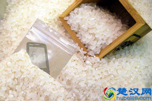  手机进水了怎么处理（手机进水了怎么办）