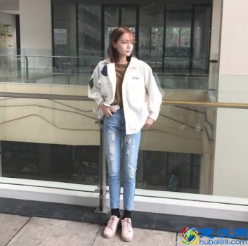 白色牛仔衣里面穿什么(白色牛仔外套怎么搭配)