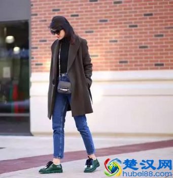 白色的包搭什么衣服好看吗(女生必须知道的包包和衣服的搭配技巧)